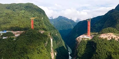鶴峰溇水河上，峽谷中橋上建“橋”，配合完成宜來(lái)高速高難度架橋建設(shè)！