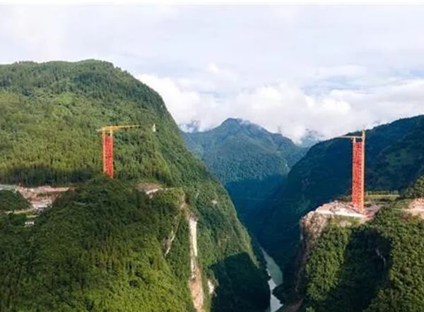 鶴峰溇水河上，峽谷中橋上建“橋”，配合完成宜來高速高難度架橋建設(shè)！