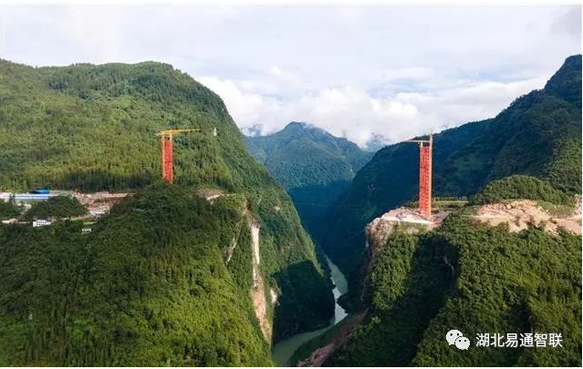 鶴峰溇水河上，峽谷中橋上建“橋”，配合完成宜來(lái)高速高難度架橋建設(shè)！